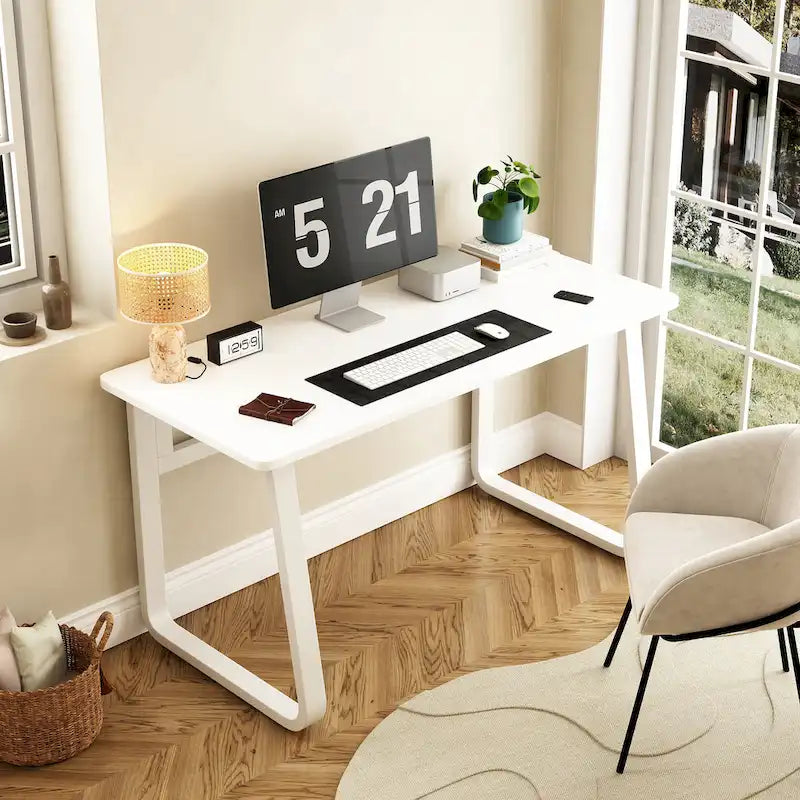 Bureau d'écriture d'étudiant minimaliste avec surface spacieuse pour les bureaux à domicile ou les zones d'étude