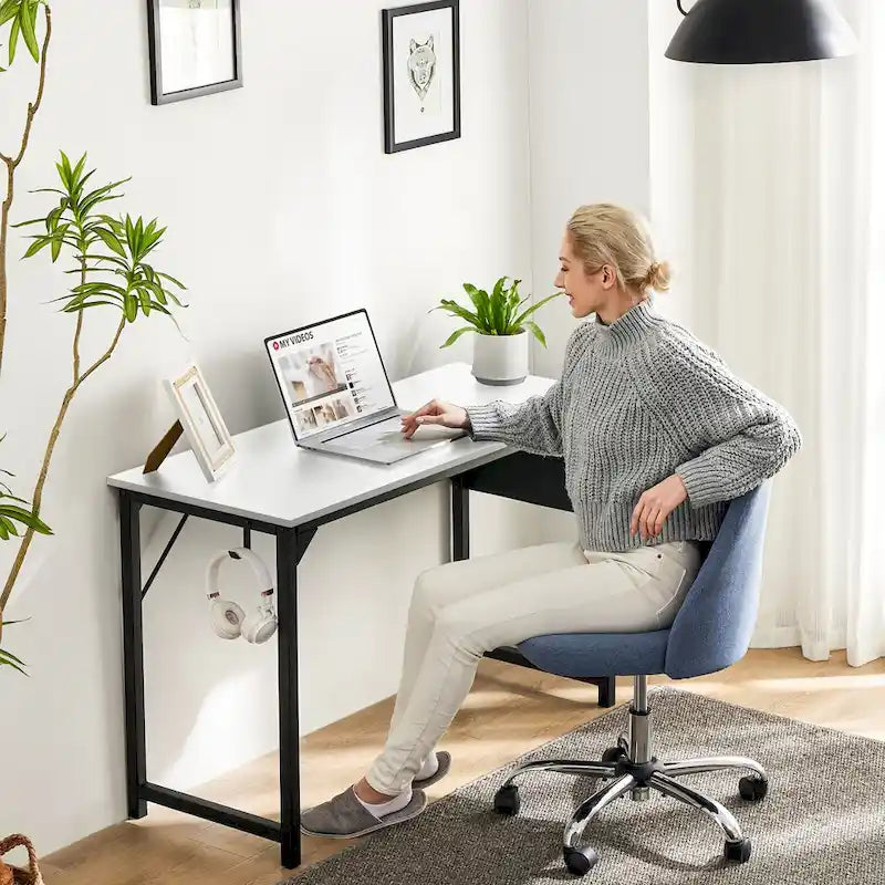 Bureau d'ordinateur moderne avec sac de rangement et support pour casque pour chambres à coucher, coins bureau ou petits bureaux à domicile