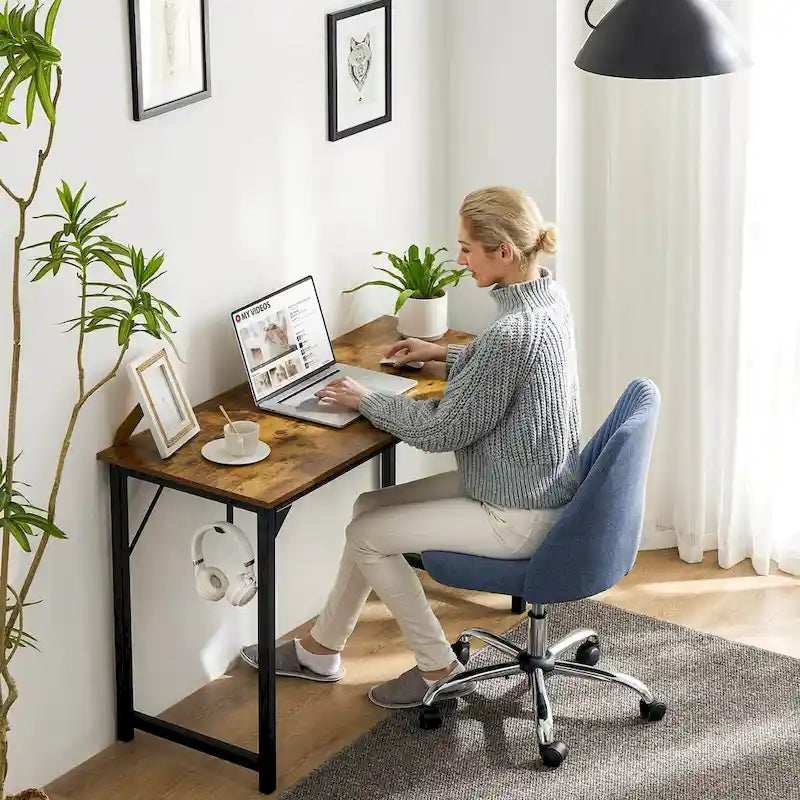 Bureau d'ordinateur moderne avec sac de rangement et support pour casque pour chambres à coucher, coins bureau ou petits bureaux à domicile