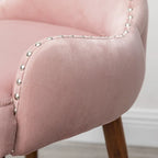Fauteuil d'appoint rose moderne 23 en polyester, avec pieds en bois d'hévéa massif et clous décoratifs