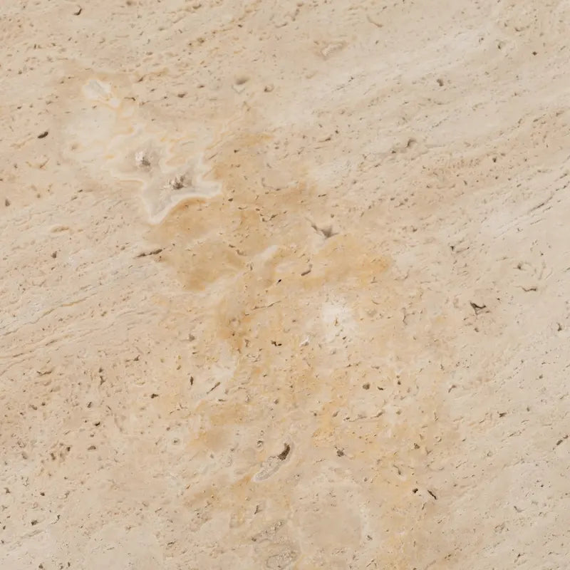 Table basse élégante en acacia et travertin pour un intérieur moderne