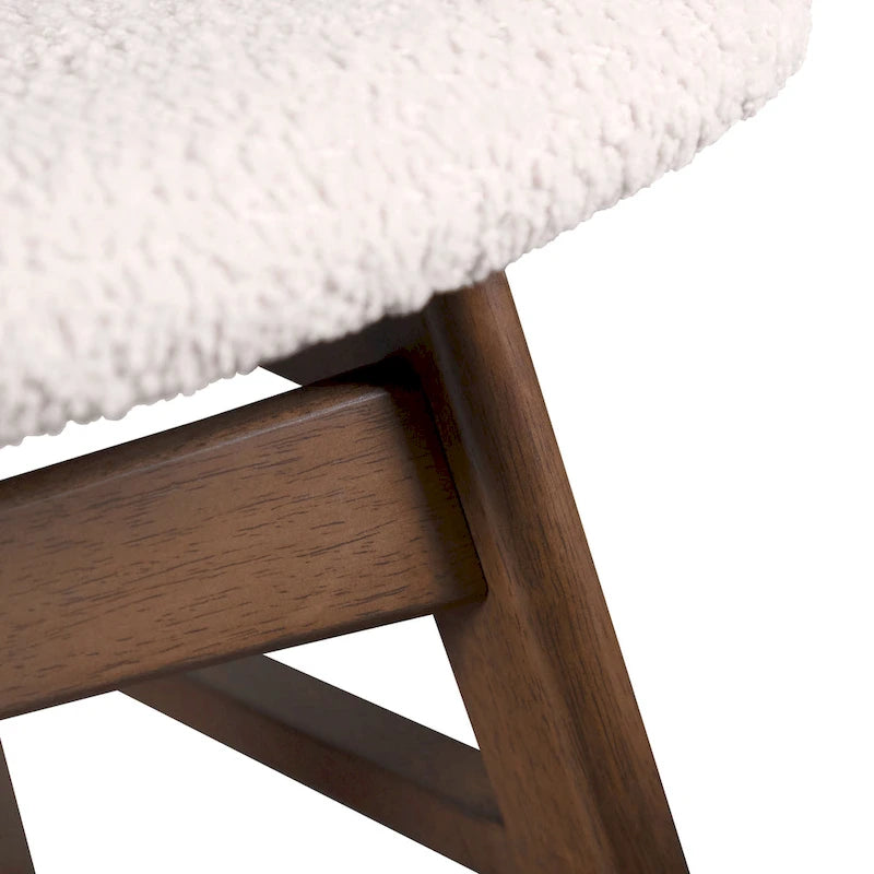 Beau | Lot de 2 chaises de salle à manger en noyer de style milieu de siècle avec assises en tissu bouclé
